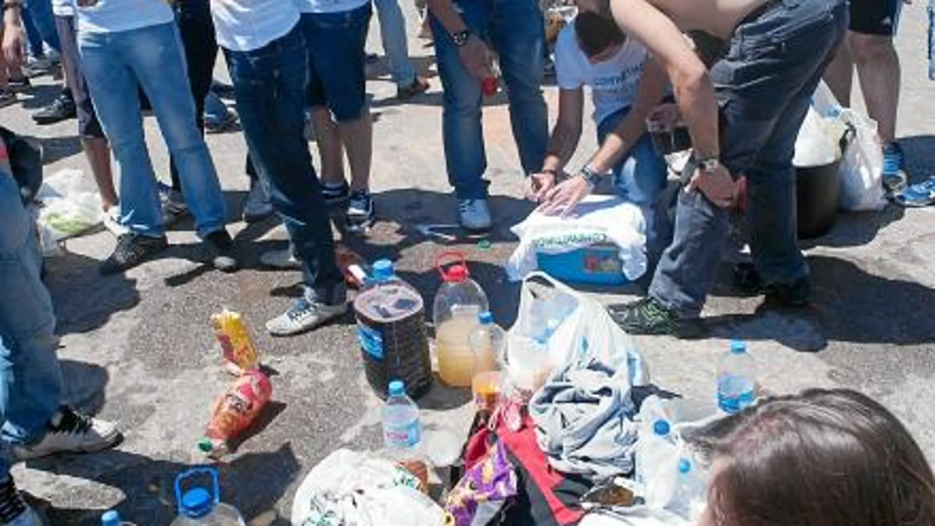 El «macrobotellón» universitario no se desmadra