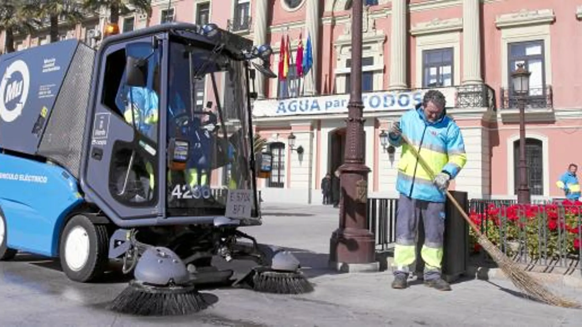 Uno de los empleados de Cespa limpia la plaza de La Glorieta ubicada en el centro de la capital de la Región de Murcia