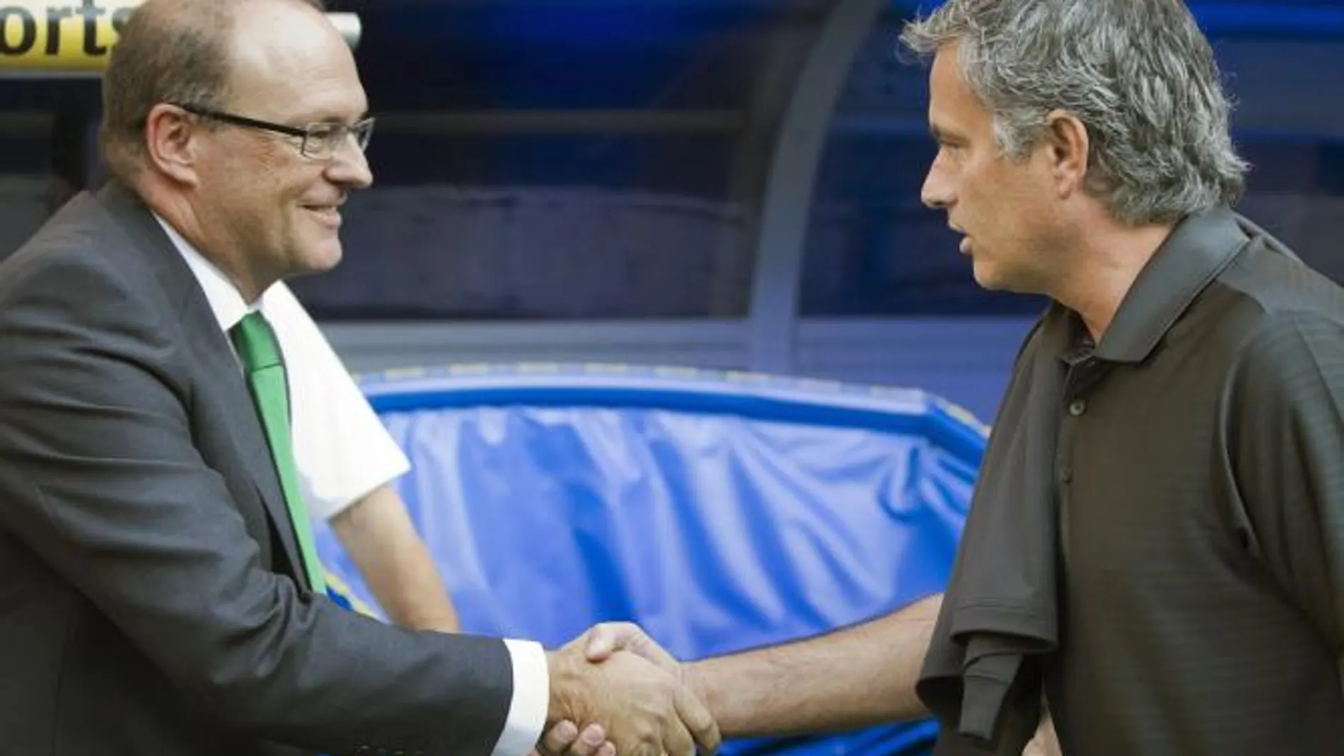 El entrenador portugués del Real Madrid, José Mourinho, saluda al entrenador del Real Betis, Pepe Mel