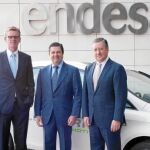 El presidente de Endesa, Borja Prado (centro), junto a los vicepresidentes de Seat, Rabe (izqda.) y Paredes