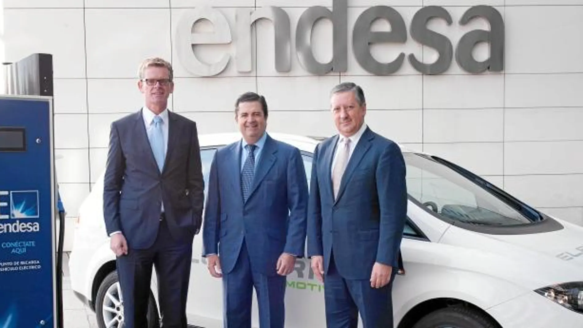 El presidente de Endesa, Borja Prado (centro), junto a los vicepresidentes de Seat, Rabe (izqda.) y Paredes