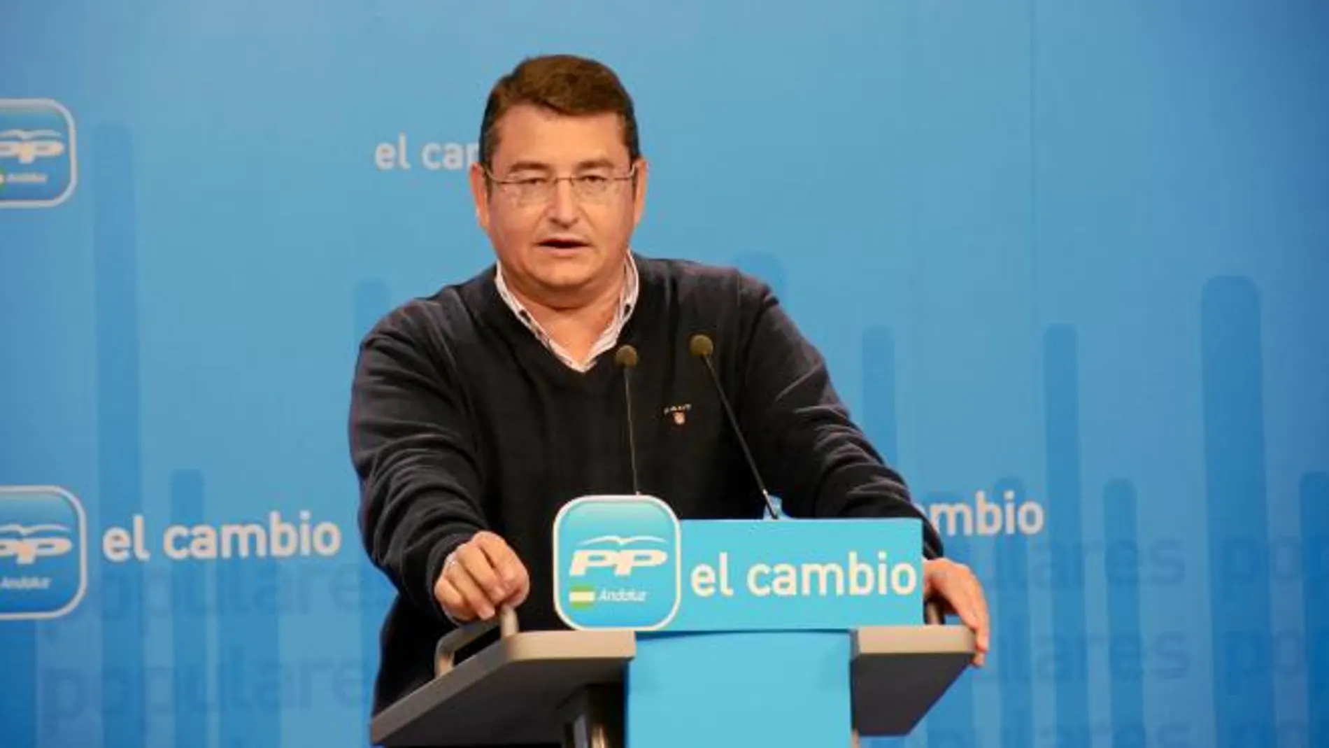 El secretario general de los populares, Antonio Sanz, ayer en rueda de prensa en la sede regional del partido