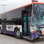 El autobús tuvo que ser remolcado tras la colisión con el turismo