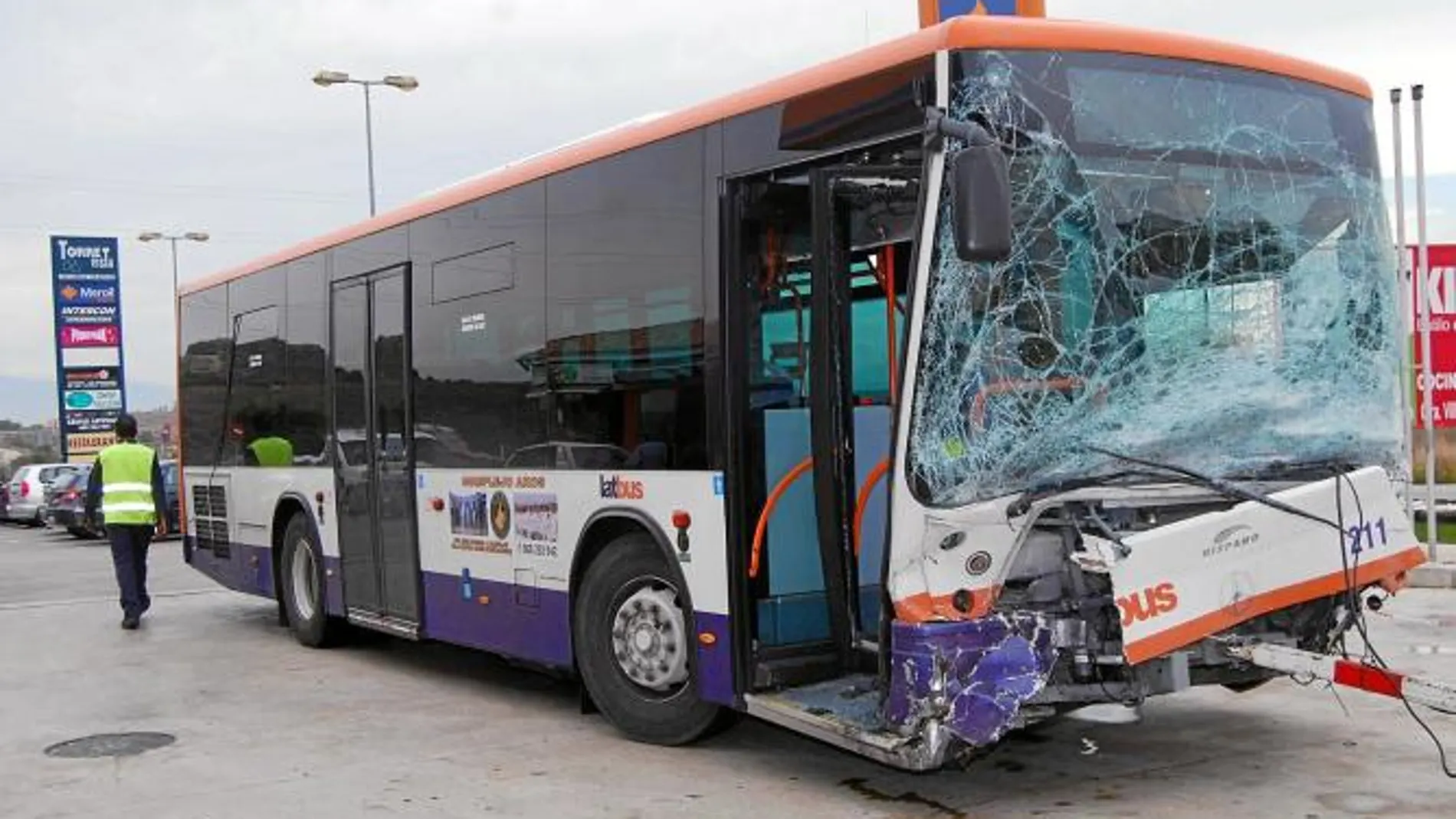 El autobús tuvo que ser remolcado tras la colisión con el turismo
