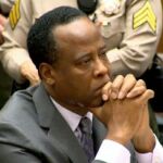Conrad Murray escucha la sentencia decretada por el juez Michael Pastor de la Corte Superior del condado de Los Ángeles