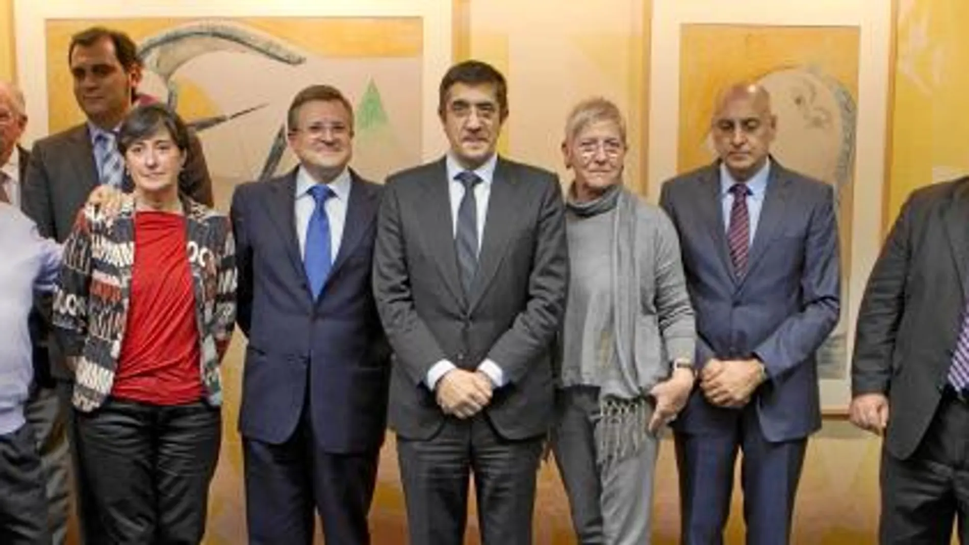 El lendakari, junto a representantes del Consejo de Víctimas del Terrorismo, ayer en Vitoria