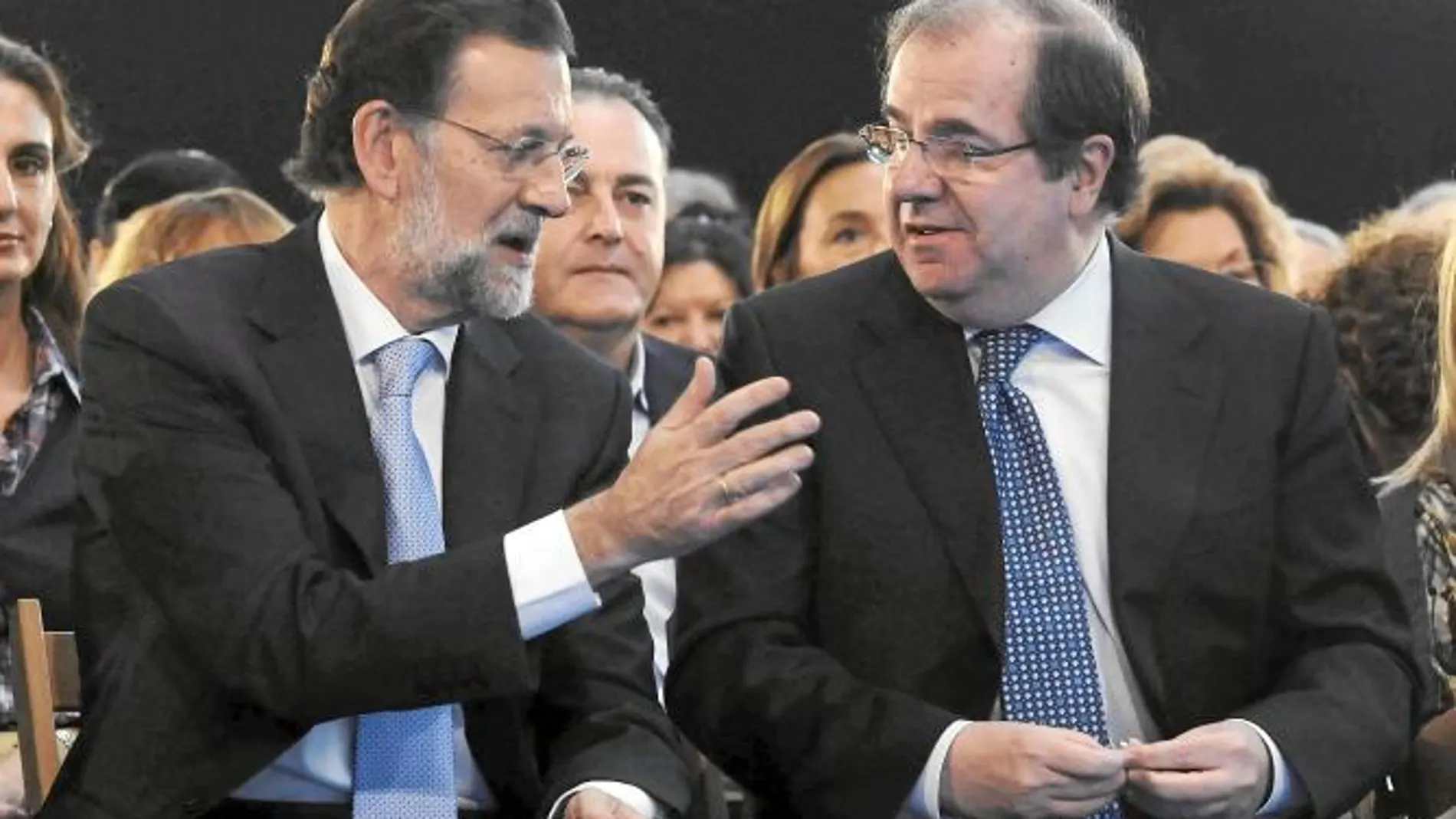 Mariano Rajoy y Juan Vicente Herrera conversan antes de arrancar el mitin.