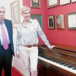 El subdiretor musical, Ramón Almazán, acompaña a Isabel Rey, encargada de abrir la nueva temporada del Palau de la Música