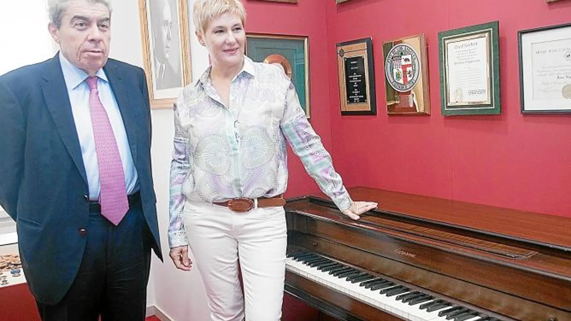 El subdiretor musical, Ramón Almazán, acompaña a Isabel Rey, encargada de abrir la nueva temporada del Palau de la Música