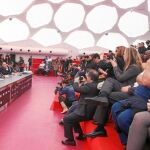 Los miembros del jurado contemplan la inauguración del certamen que presidió el alcalde Javier León de la Riva