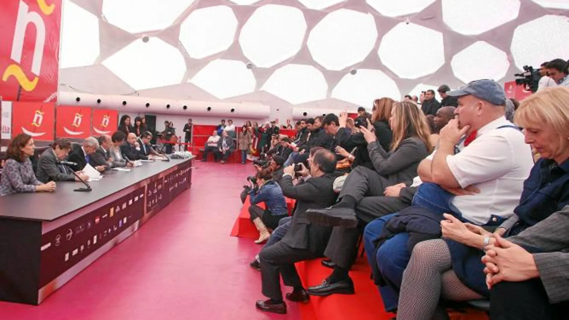 Los miembros del jurado contemplan la inauguración del certamen que presidió el alcalde Javier León de la Riva