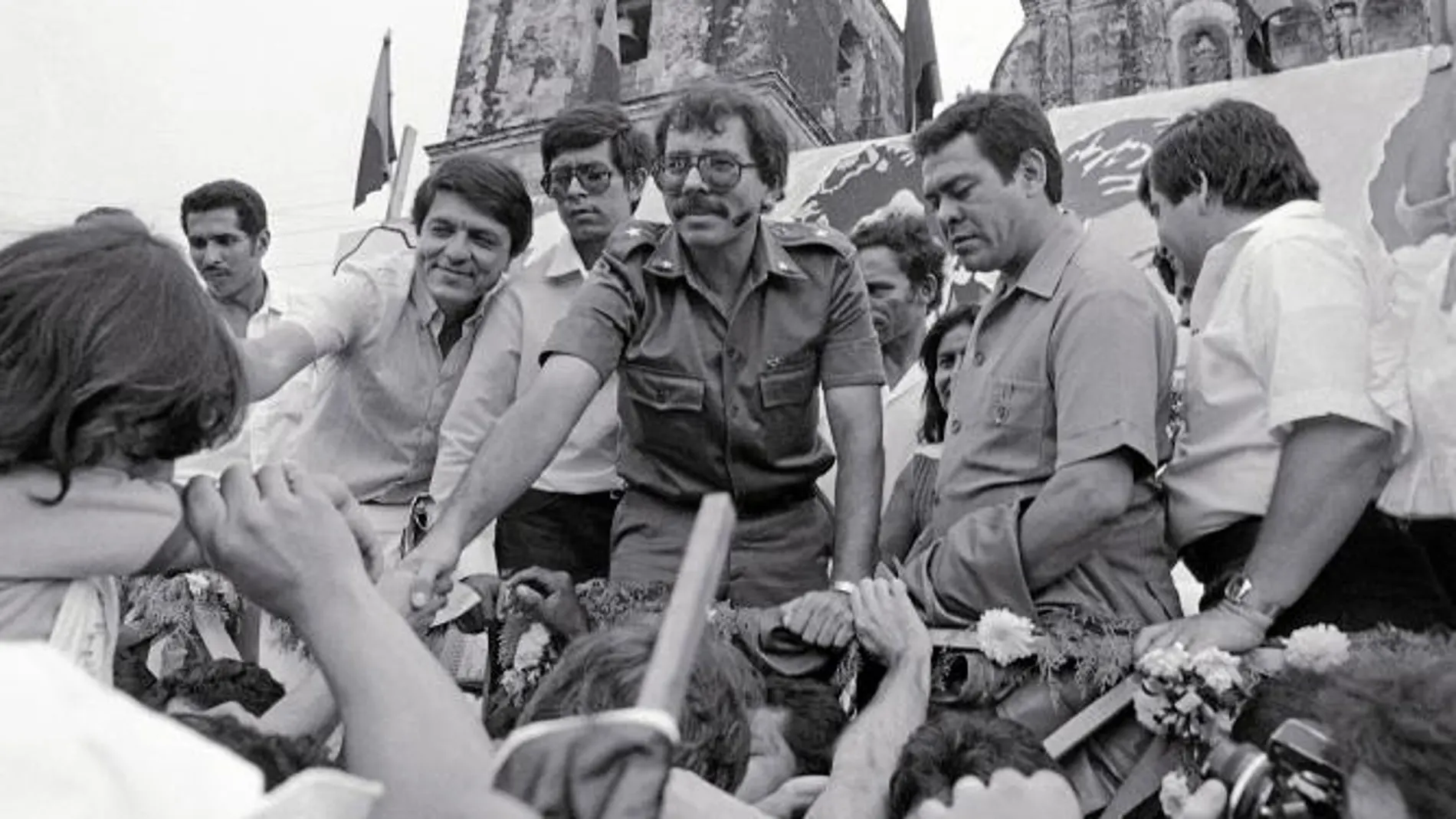 El ex guerrillero sandinista (en el centro de la imagen) en 1984