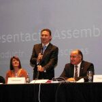 El conseller Serafín Castellano ayer con las Sociedades Musicales