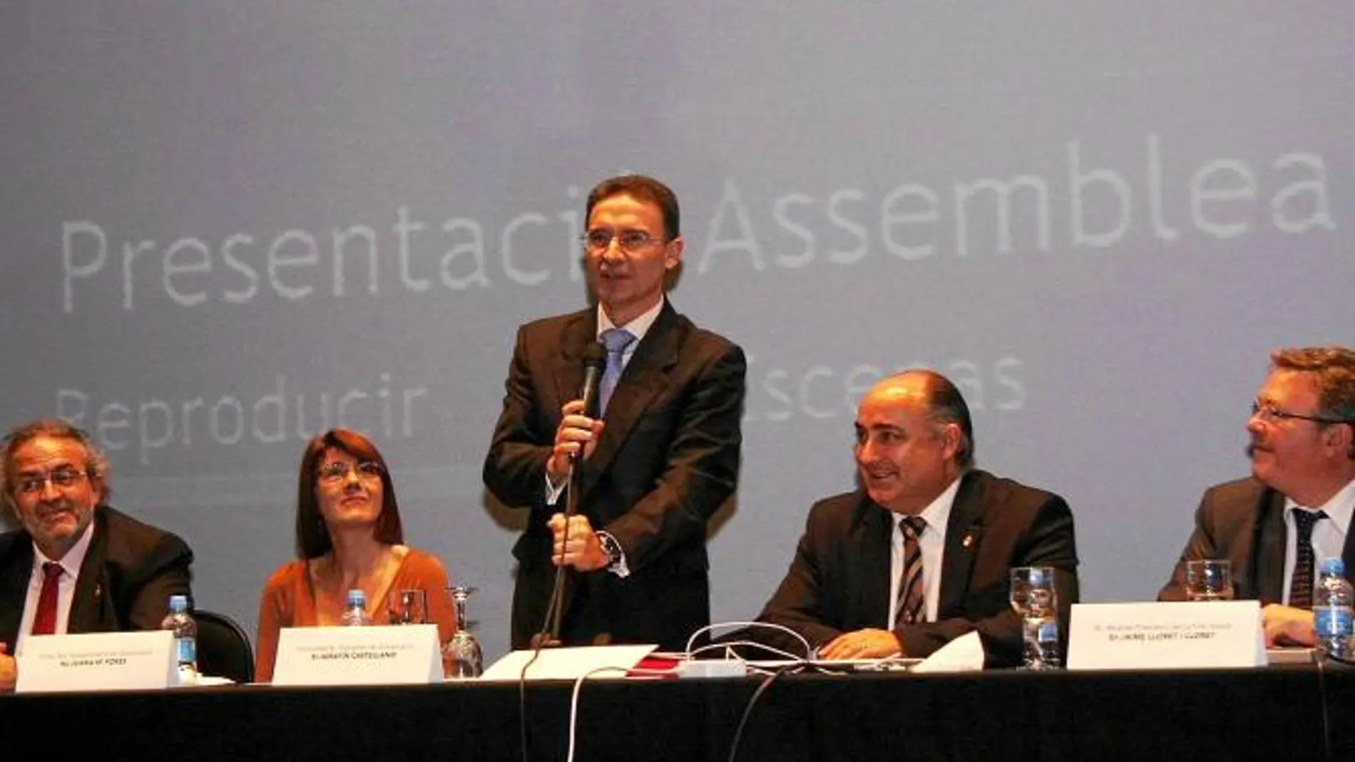 El conseller Serafín Castellano ayer con las Sociedades Musicales