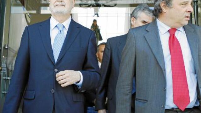 José Antonio Griñán (i), y el presidente del Algarve, Joao Varejao (c), ayer en Faro