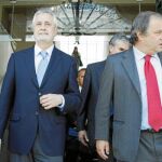 José Antonio Griñán (i), y el presidente del Algarve, Joao Varejao (c), ayer en Faro