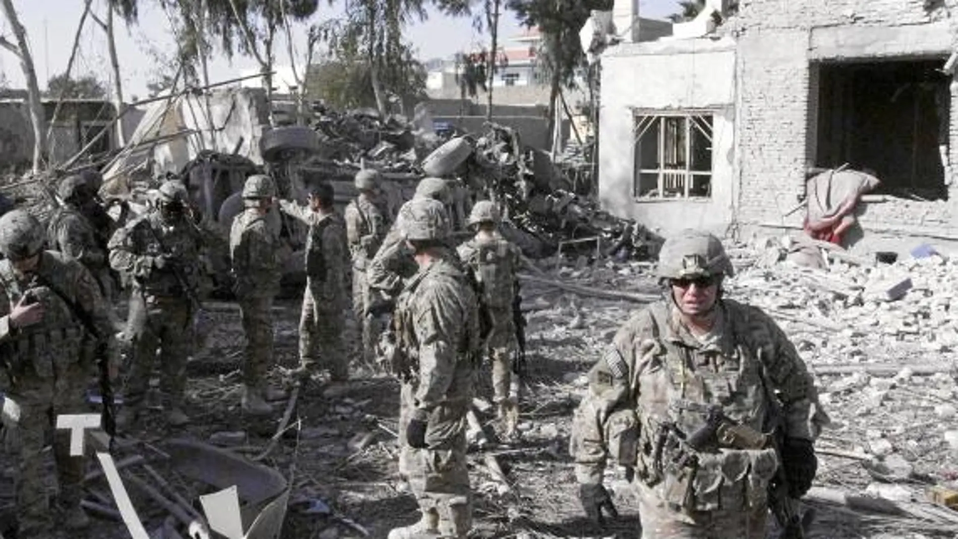 OLEADA DE ATENTADOS. Soldados norteamericanos revisan el lugar donde el lunes estalló una bomba en Kandahar