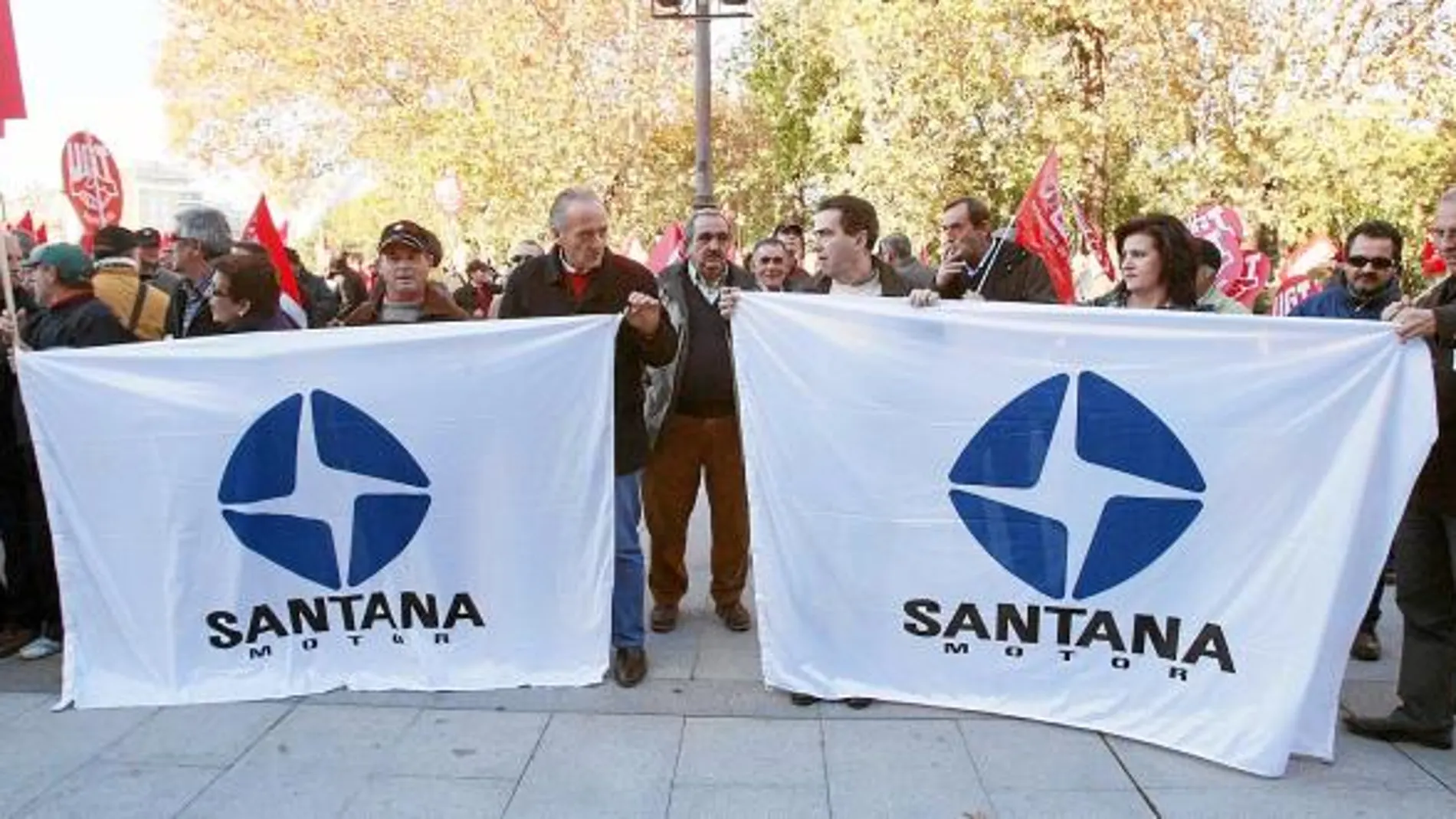 El conflicto de Santana Motor no ha acabado aún con su disolución. El pasado jueves se manifestaron ante el Palacio de San Telmo