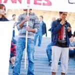 Varios estudiantes andaluces portan pancartas reivindicativas a las puertas de un instituto de Secundaria en Sevilla