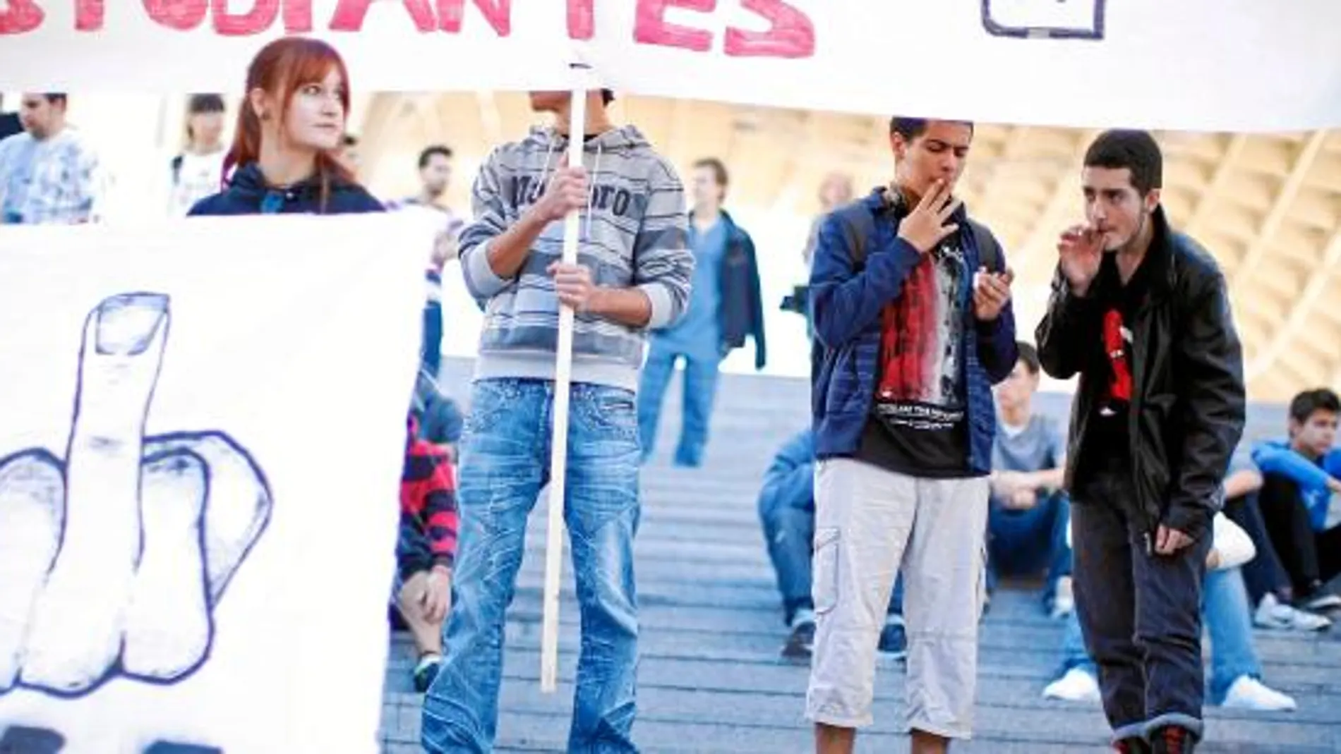Varios estudiantes andaluces portan pancartas reivindicativas a las puertas de un instituto de Secundaria en Sevilla