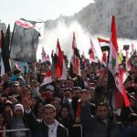 Sirios se manifiestan contra las recientes sanciones económicas impuestas por la Liga Árabe sobre Siria, en la plaza Sabe Bahrat
