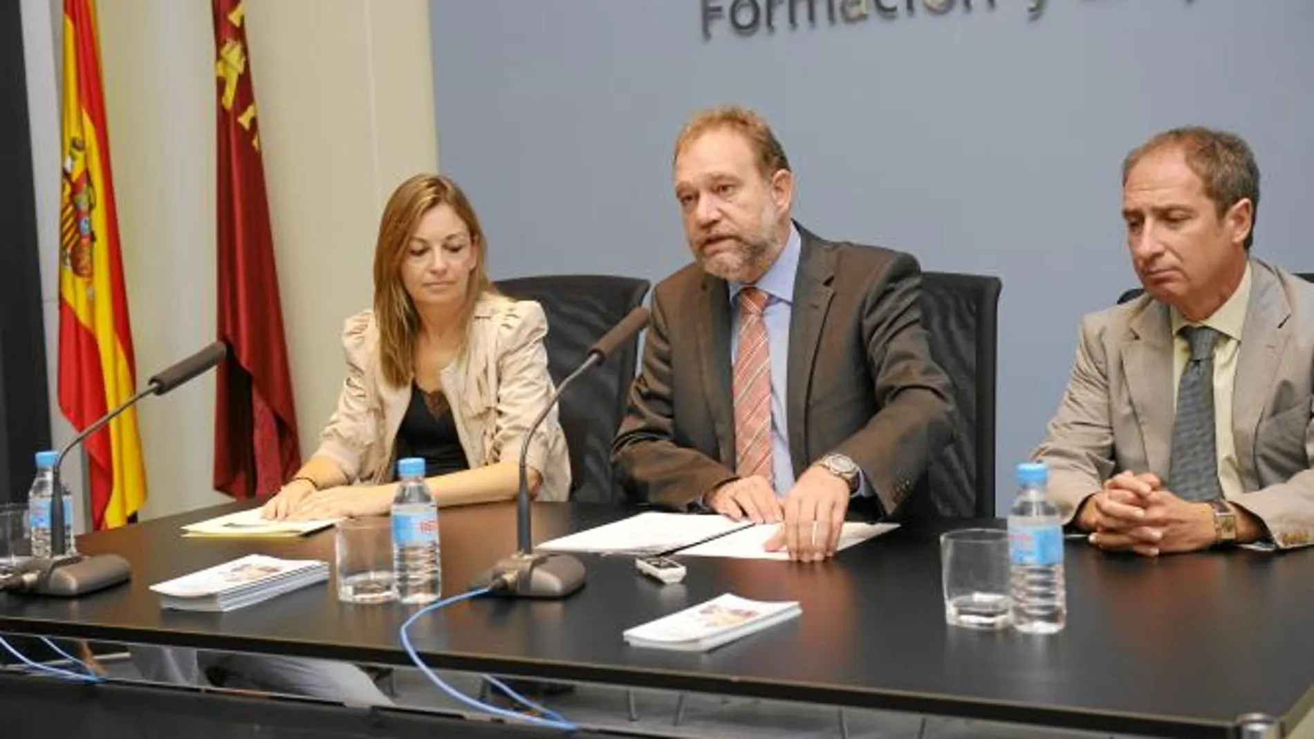 El consejero de Educación, Formación y Empleo, Constantino Sotoca (centro), en la presentación