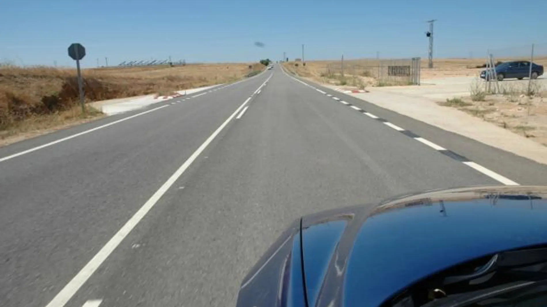 Laimagen muestra claramente cómo se han realizado sendas semiglorientas a uno y otro lado de la vía y se ha convertido en discontínua la línea que delimita el margen de carretera para permitir la entrada a una alfarería