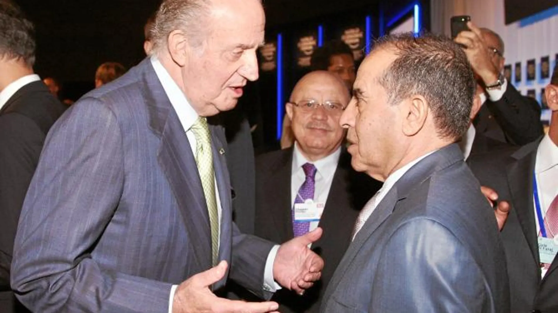 Don Juan Carlos conversa con Mahmoud Jibril, presidente del Consejo Nacional de Transición de Libia