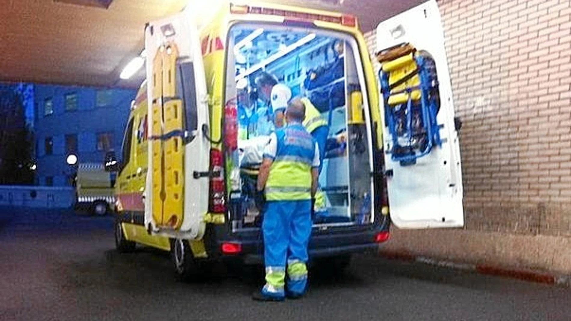 HERIDO DE MUERTE Los sanitarios del Samur trasladaron a David Micaelo al hospital