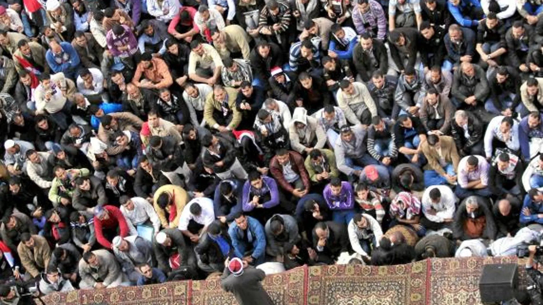 Tras el rezo de los viernes, los islamistas tomaron las riendas de la masiva protesta en contra del poder militar en la simbólica Plaza Tahrir de El Cairo.