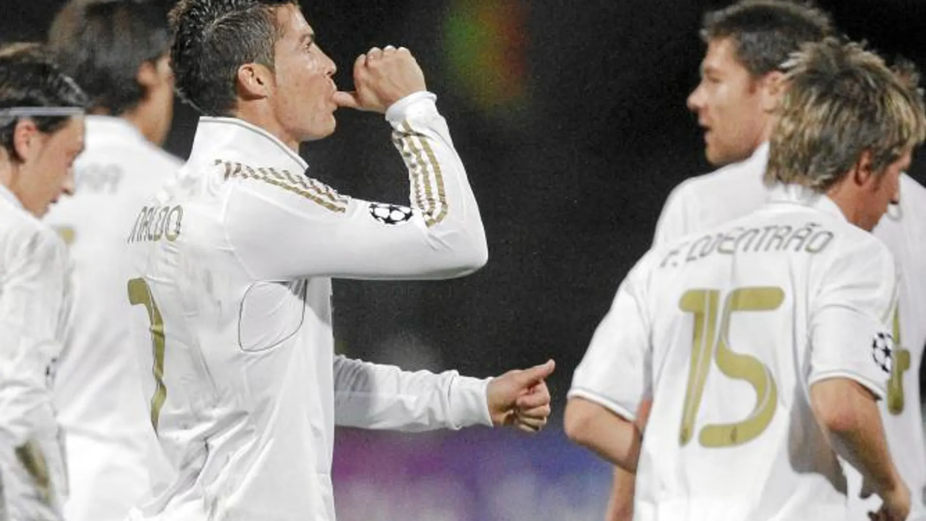 Cristiano Ronaldo celebra el primero de sus goles en Lyon