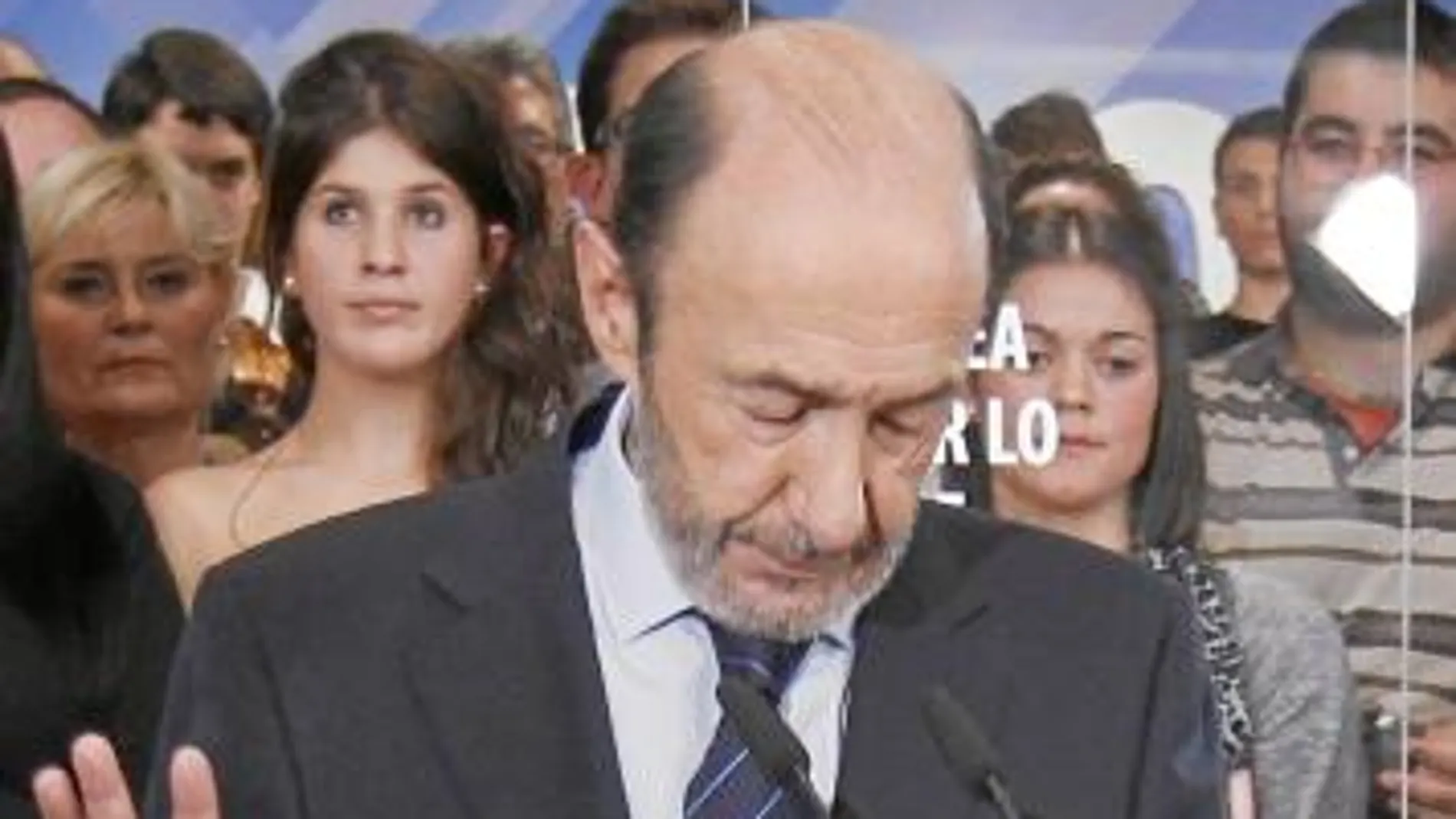 Rubalcaba salió solo a valorar la debacle socialista el pasado 20-N