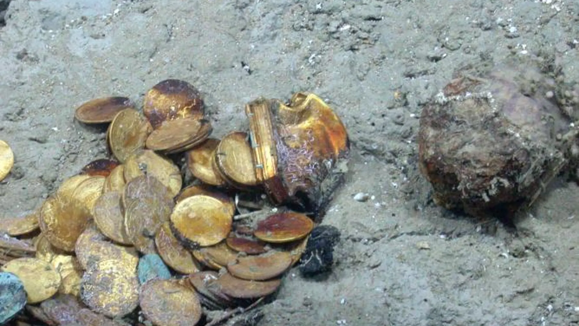 A unos obreros les caen del techo 500 monedas de oro