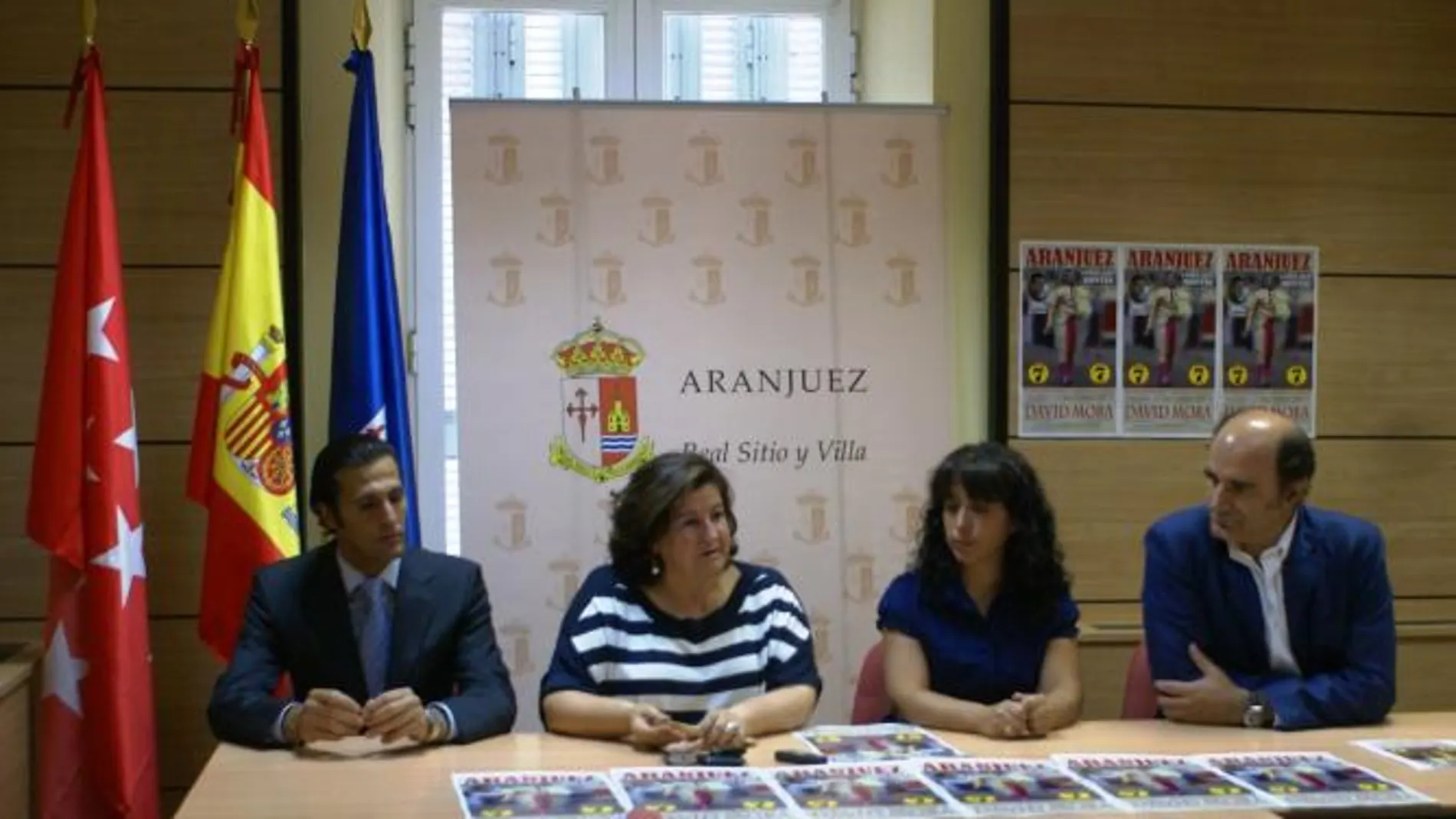De izquierda a derecha, el diestro David Mora, Mercedes Prieto, concejala de Festejos de Aranjuez, Cristina Sánchez, esposa de El Chano; y el empresario Pablo Lozano