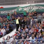La Plataforma de Profesores y Maestros Interinos desplegó ayer una pancarta en el partido entre Asefa Estudiantes y Unicaja Málaga, en el Palacio de Deportes