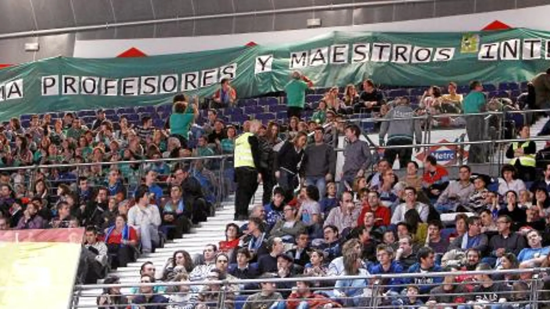 La Plataforma de Profesores y Maestros Interinos desplegó ayer una pancarta en el partido entre Asefa Estudiantes y Unicaja Málaga, en el Palacio de Deportes