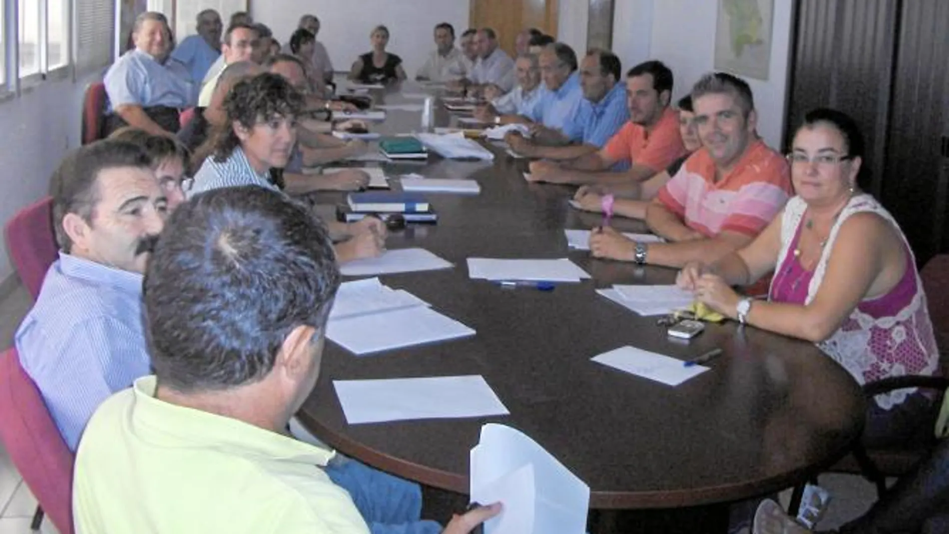 Imagen de la reunión mantenida entre los representantes del sector ganadero