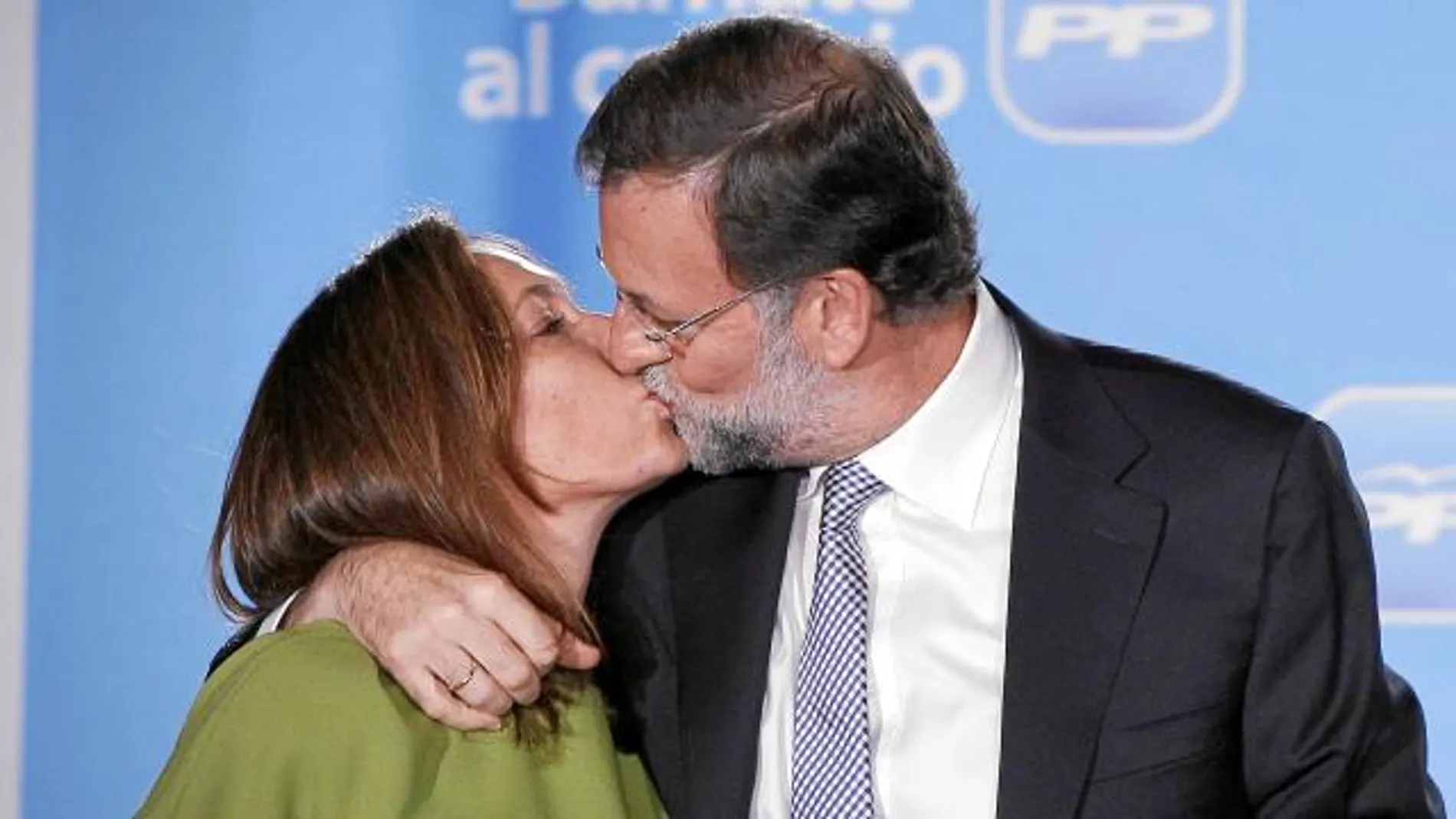 Mariano rajoy y su mujer, Elvira Fernández (Viri) protagonizaron ayer el beso del año al salir al balcón de Génova para celebrar los resultados