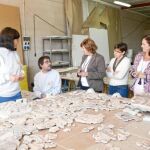 Pilar Barreiro visita el taller donde trabaja el equipo de reconstrucción