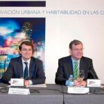 El consejero de Fomento y Medio Ambiente, Antonio Silván, y el alcalde de Salamanca, Alfonso Fernández Mañueco, inauguran el Foro, en presencia de Eduardo Mataix y Gildo Seisdedos