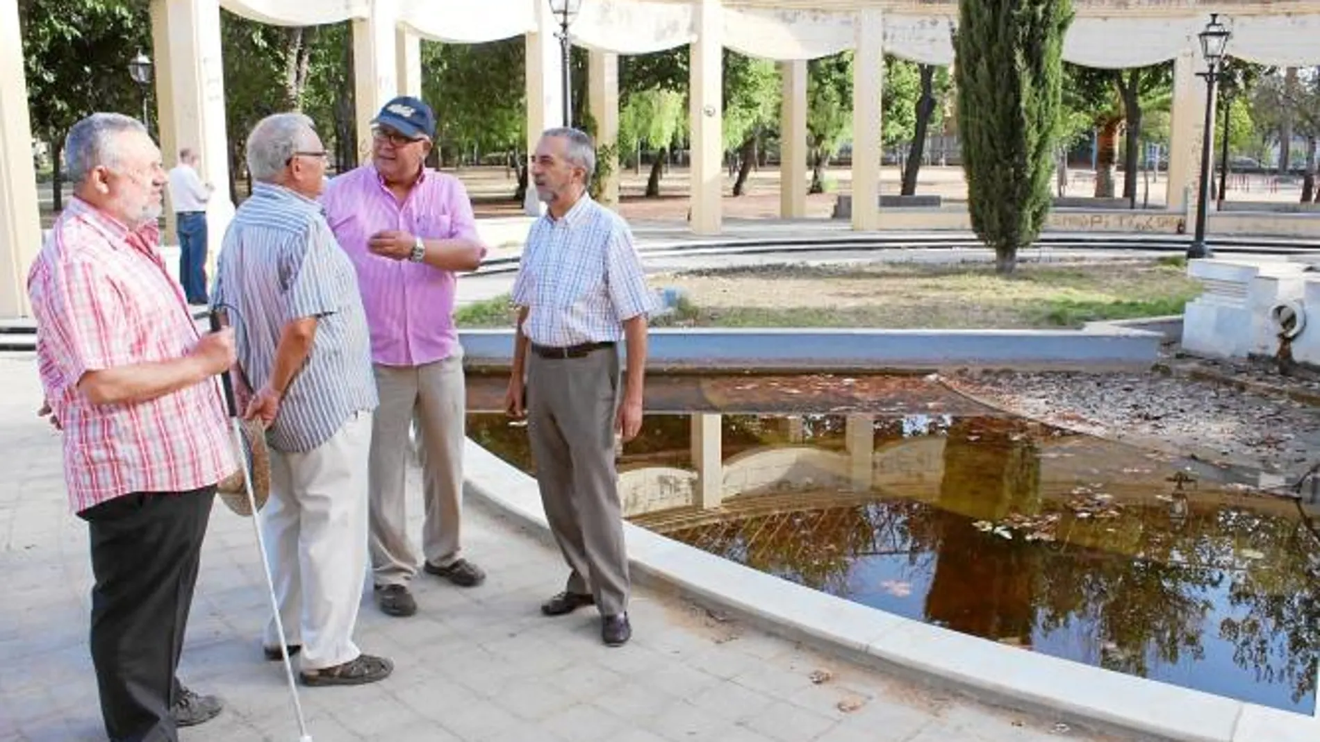 El PSOE sigue pateándose los barrios: Juan Manuel Flores estuvo ayer con los vecinos del Parque Amate