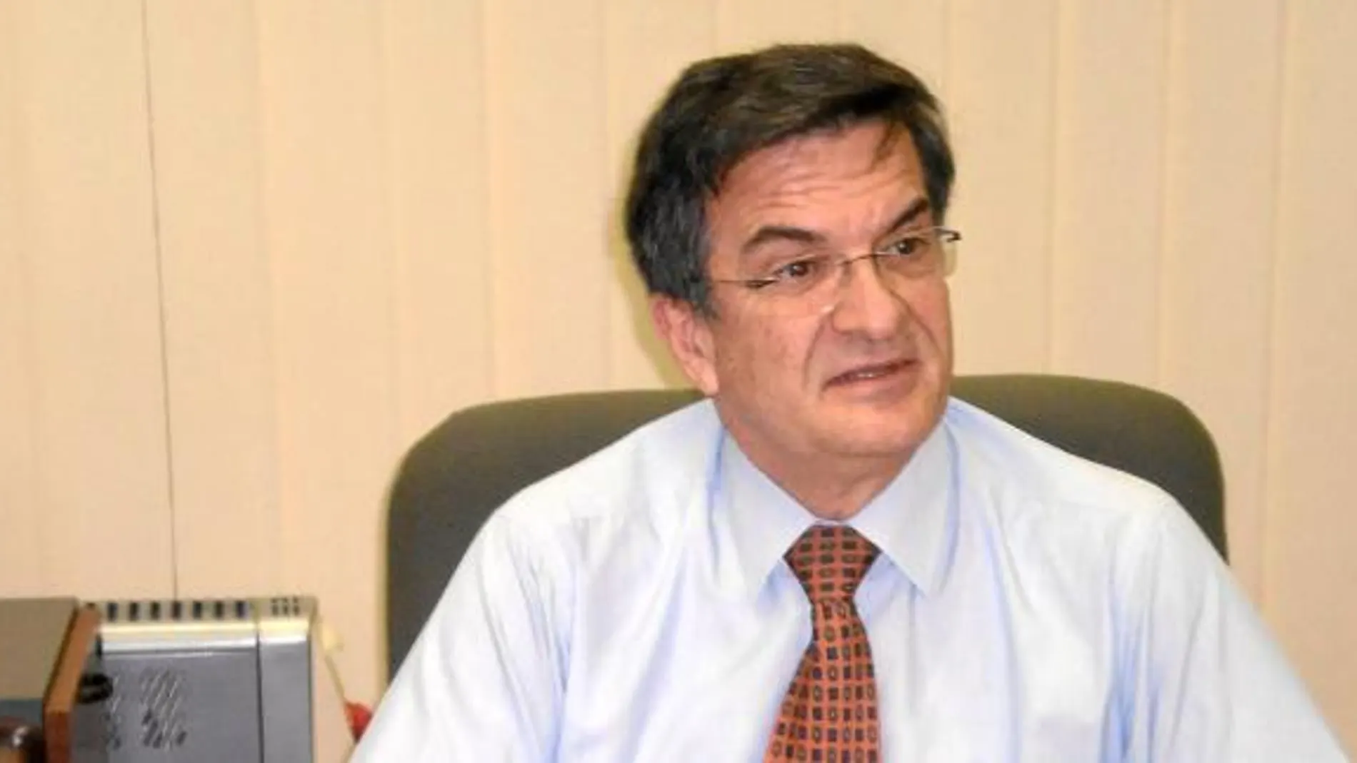 Jordi Roglà es la voz de los más necesitados. Como director de Cáritas Diocesana de Barcelona da la cara por los más débiles y lucha para recuperar sus derechos y su dignidad.