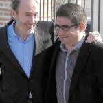 Rubalcaba agradece el «exquisito» trato de Griñán pese al «chaconismo pasivo» ordenado por el PSOE-A