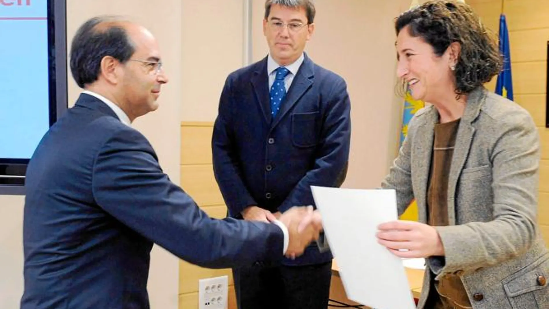 La directora general de Familia y Mujer, Ortega, junto a los premiados