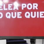 Elena Valenciano posa ante el lema elegido por el PSOE para la campaña de las generales