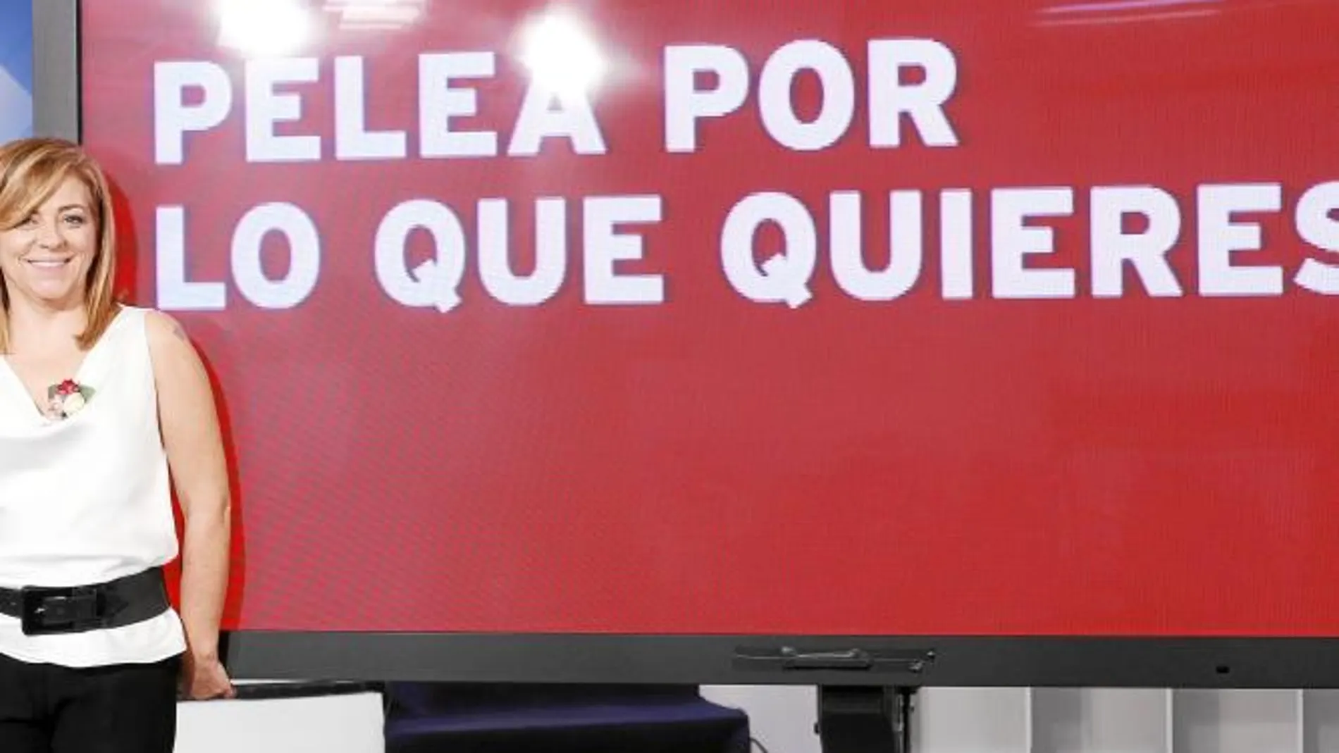 Elena Valenciano posa ante el lema elegido por el PSOE para la campaña de las generales