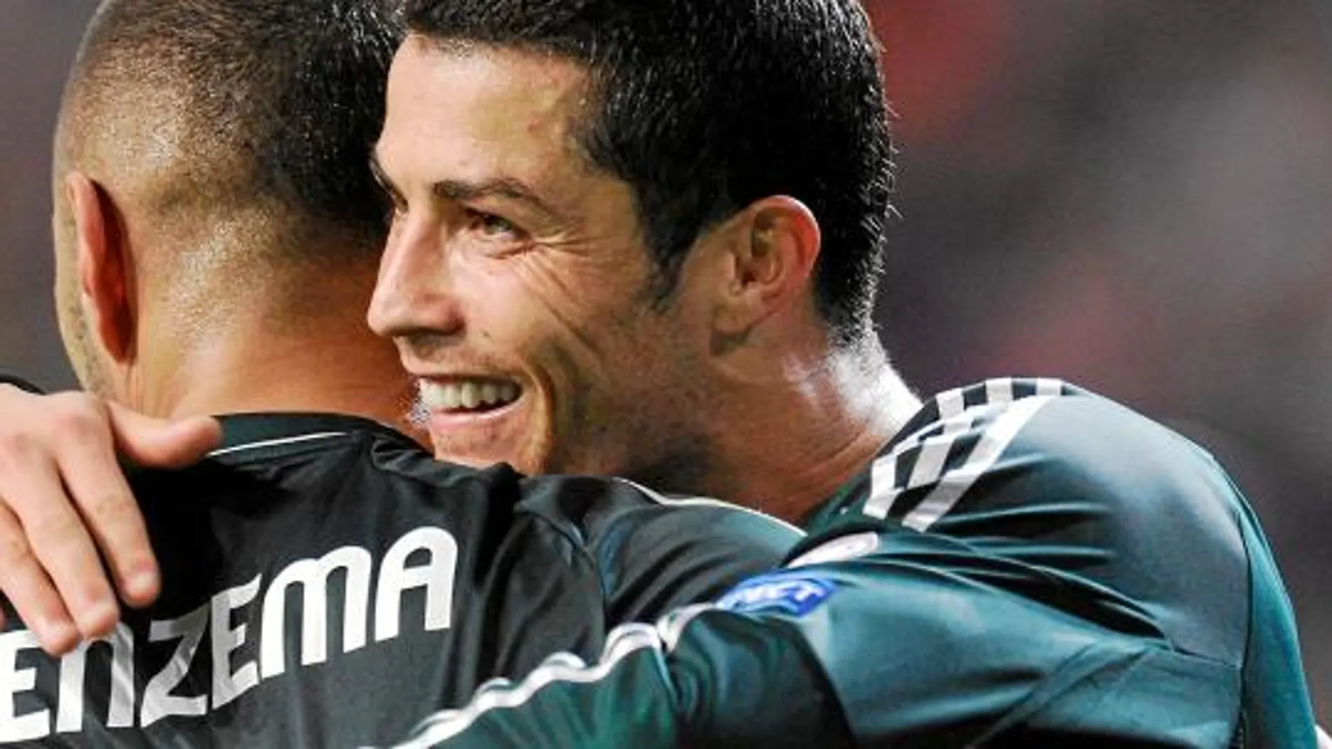 Ronaldo y Benzema se abrazan tras un gol al Ajax