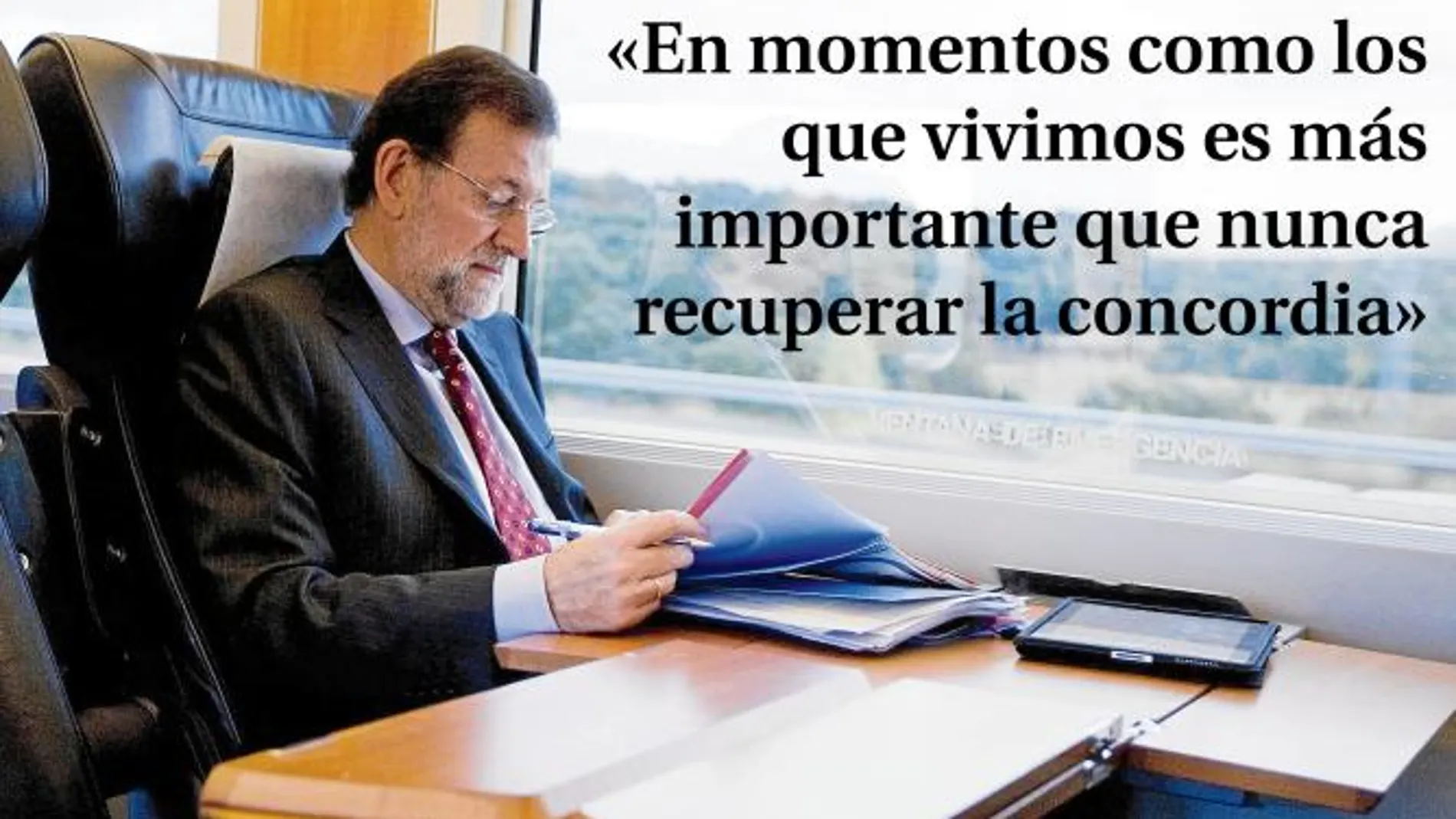 El candidato del PP, Mariano Rajoy, en el AVE, camino de Córdoba