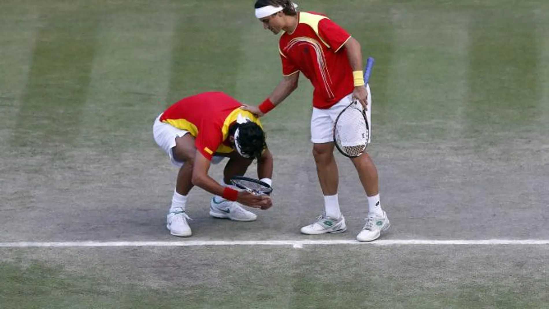 Ferrer consuela a Feliciano depués de perder una de las bolas de partido de las que dispusieron los españoles