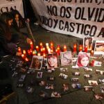 Velas ante las imágenes de Rocío, Cristina, Katia y Belén en la Puerta del Sol